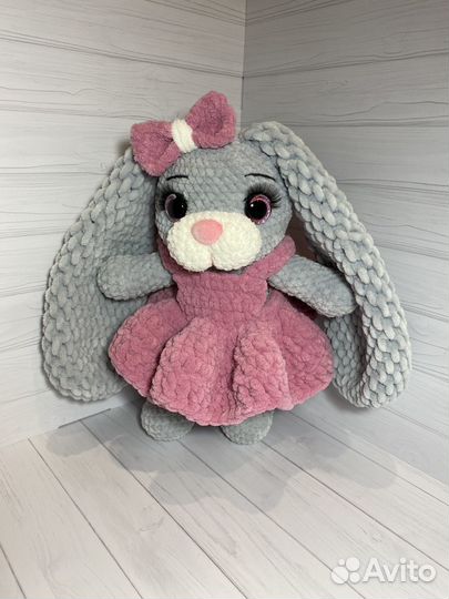 Вязаная игрушка ручной работы зайка амигуруми