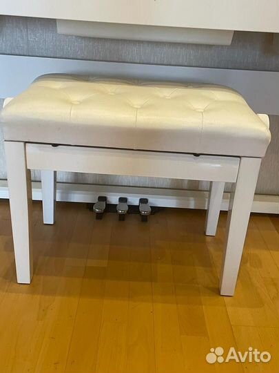 Банкетка для пианино белая