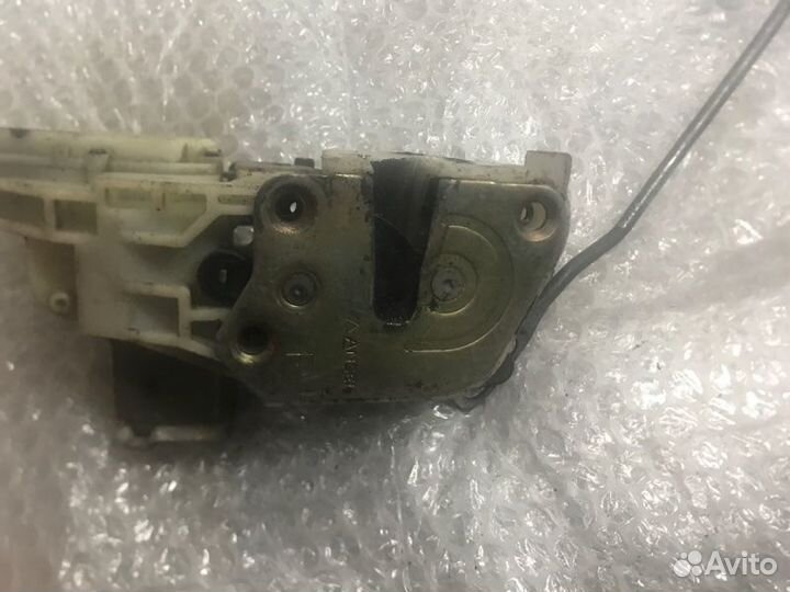 Замок двери передний правый Mitsubishi Galant EA1