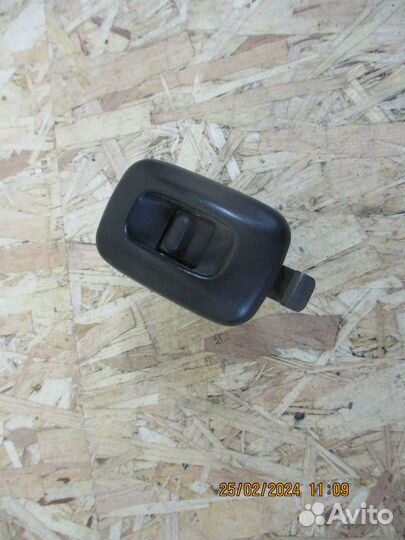 Кнопка стеклоподъемника задняя левая Ниссан NP300