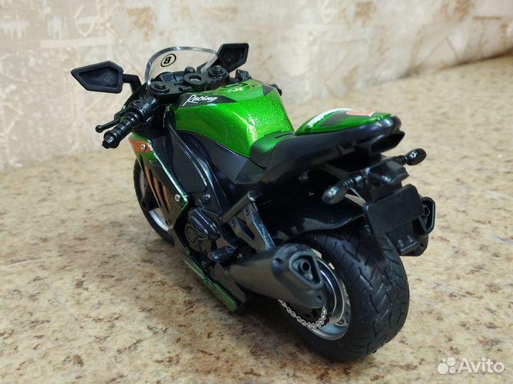 Модель мотоцикла, длина 13 см зелёный