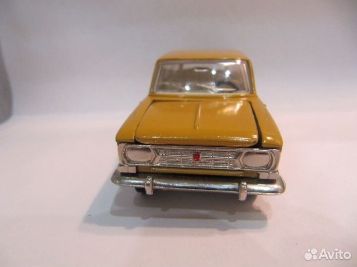 Москвич 426 А3 без ми. Охра, капот три зажима