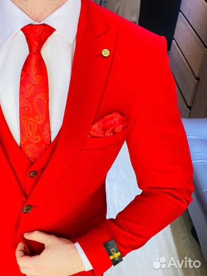 Мужской костюм красный влитой