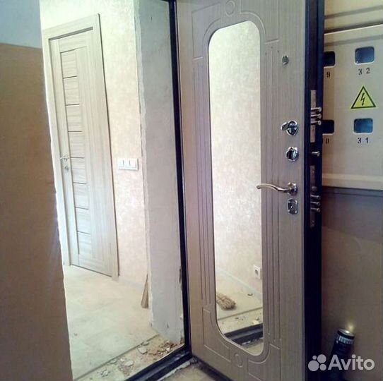 Дверь входная металлическая с зеркалом см 610