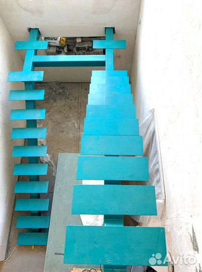 Облицовка лестничного металлокаркаса деревом