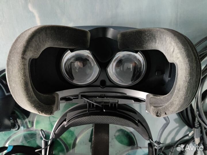 HTC Vive Cosmos (шлем виртуальной реальности)