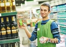 Работник торгового зала на выкладку