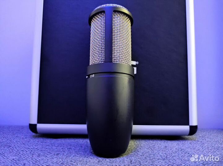 AKG P220