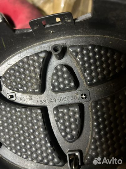 Эмблема Toyota Toyota Land Cruiser передняя