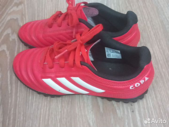 Футбольные бутсы adidas