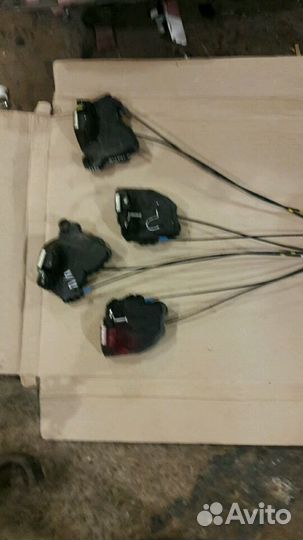 Замок двери передний задний Тойота Аурис Королла