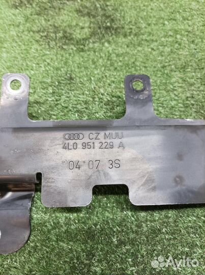 Кронштейн (сопут. товар) Audi Q7 2005