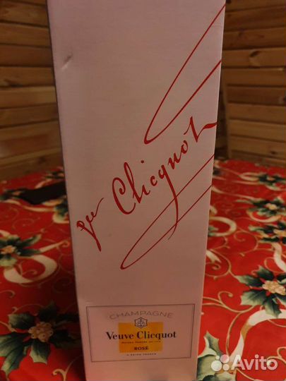 2 коробки от бутылки Вдова Клико