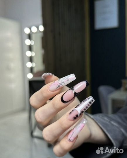 Модель на маникюр