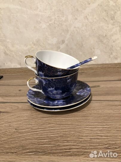 Фарфоровые чашки с блюдцами