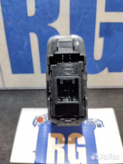 Кнопка стеклоподъемника задняя левая Toyota