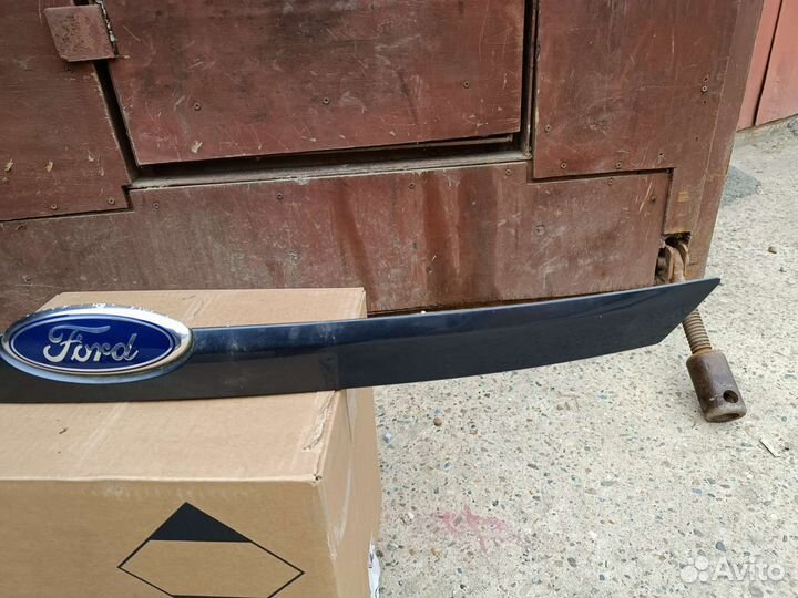 Молдинг крышки багажника Форд Фокус2 2008-2011