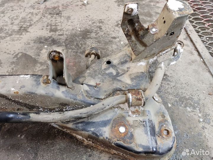 Балка подрамник передняя Mitsubishi Carisma DA