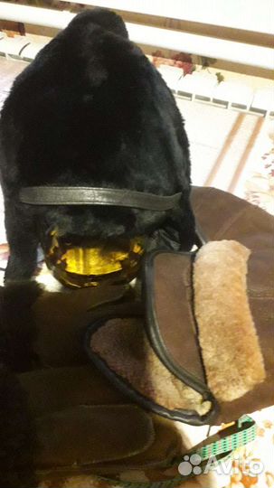 2 меховые шапки и меховые рукавички.Цена за всё