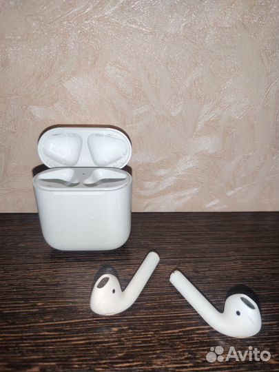 Apple AirPods (2го поколения)