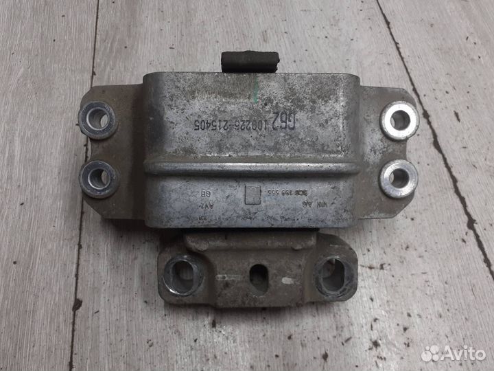 Опора двигателя левая Passat B6 / B7 / CC / Superb