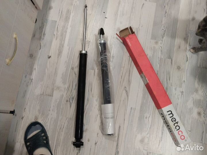 Стойка амортизатора задняя mazda 3 хэтчбек