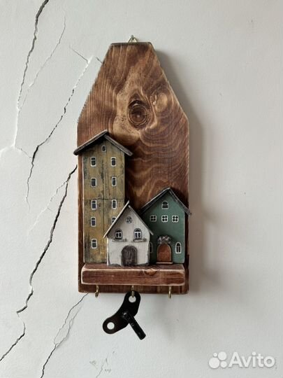 Деревянная ключница настенная