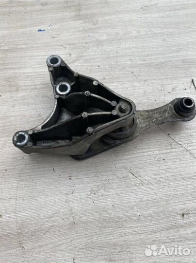 Кронштейн кпп LADA Largus универсал 5 мест 1.6