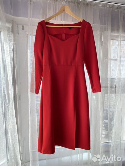 Платье с разрезом