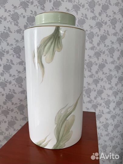 Фарфоровая ваза с крышкой