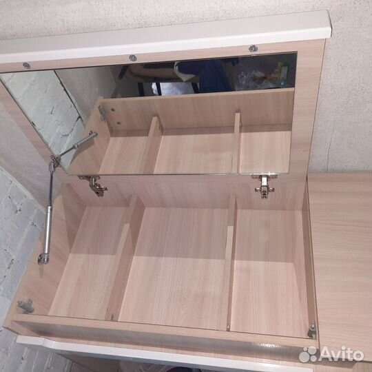 Туалетный столик с зеркалом