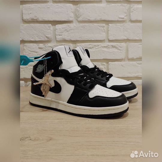 Nike Air Jordan 1 High white black (с мехом)