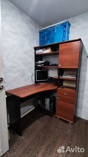 Компьютерный стол с надстройкой и пеналом