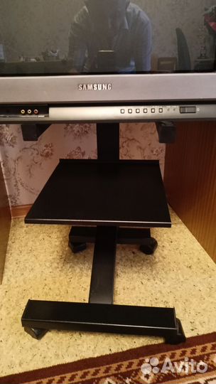 Металлическая подставка на колесиках под телевизор