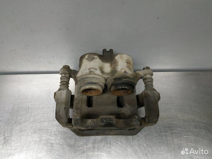 Суппорт передний правый Nissan Fuga Y50 VQ25DE