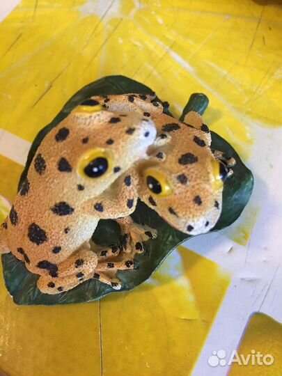 Лягушка из глины или гипса, маленькая фигурка для