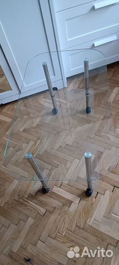 Столик стеклянный на колесиках