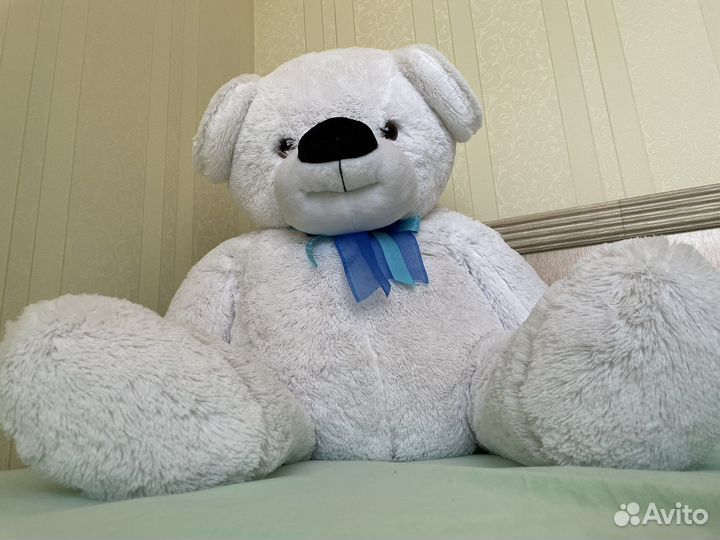 Большой плюшевый медведь