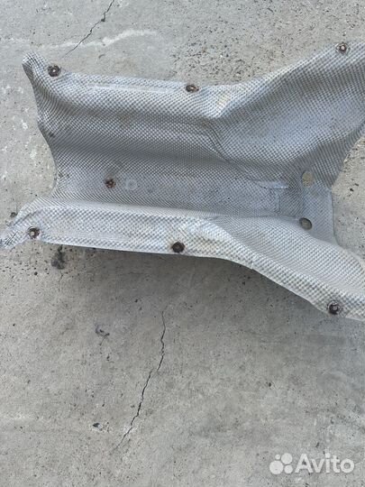 Тепловой экран топливного бака mercedes w251