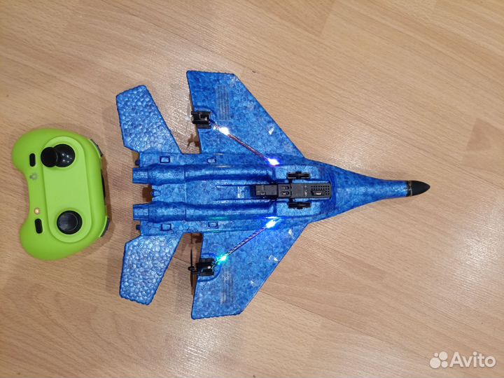 Пенопластовый самолётик на пульте