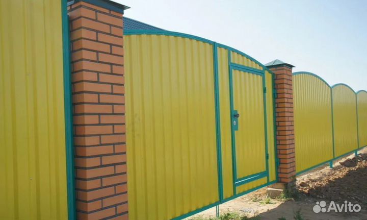 Забор металлический с металлическими столбами под