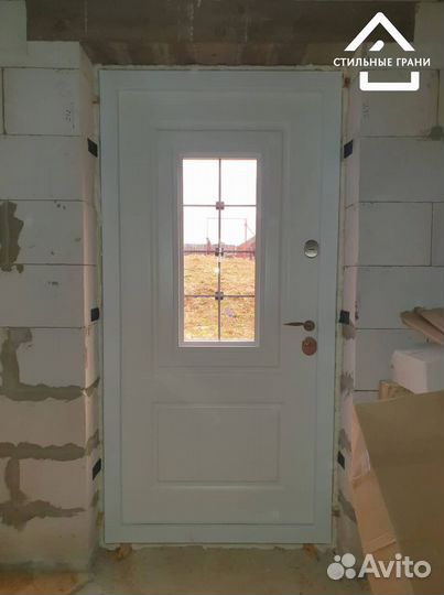 Входные двери в дом со стеклом