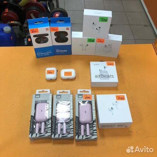 Беспроводные наушники в ассортименте