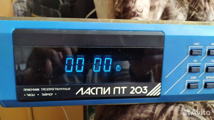 Трëхпрограмный приëмник с электронными часами