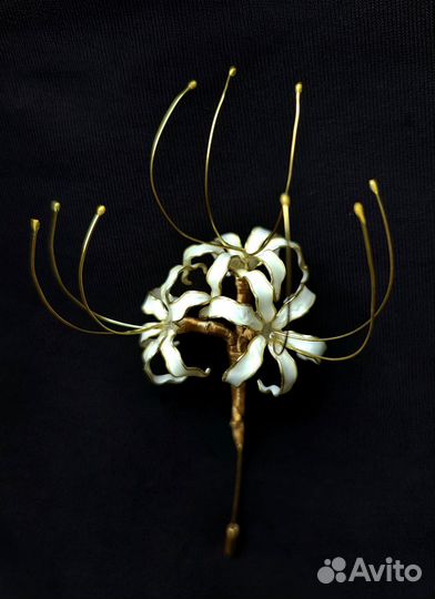 Брошь белая паучья лилия ликорис