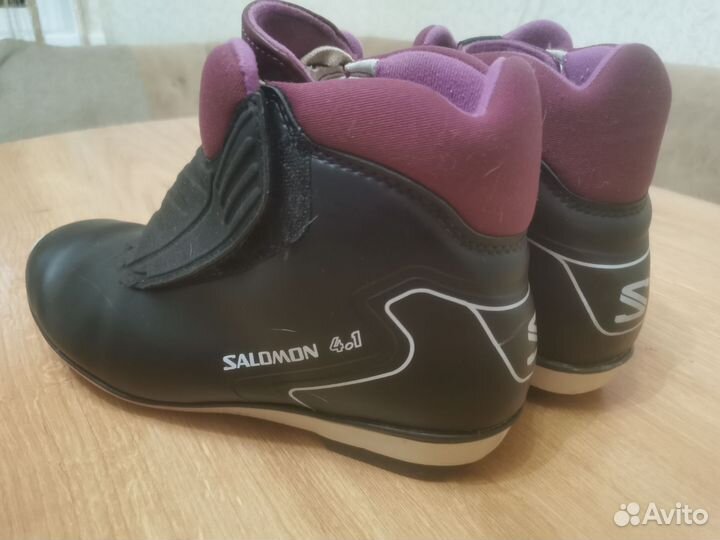 Лыжные ботинки salomon с лыжами и палками