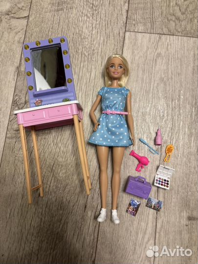 Игровой набор Кукла и столик для макияжа Barbie