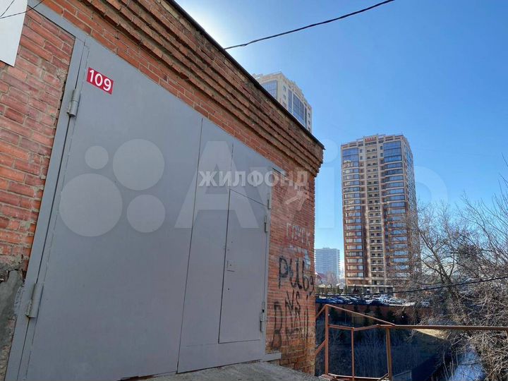 Гараж, > 30 м²