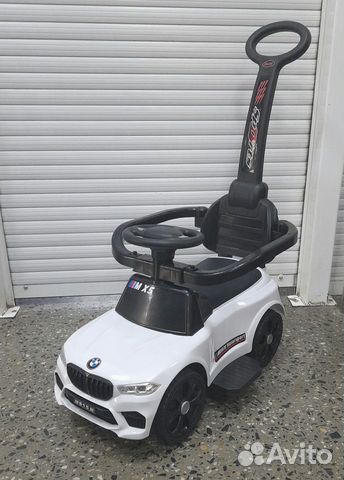 Машина каталка BMW с ручкой новая, белая