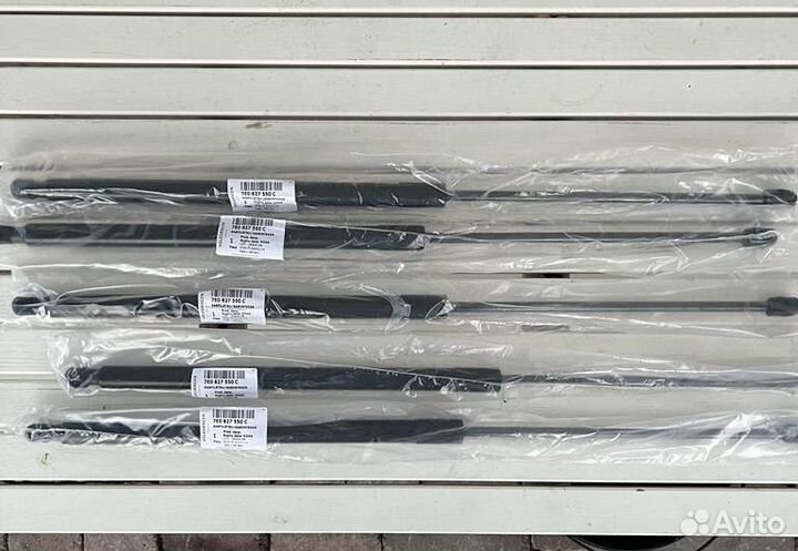 Новый амортизатор крышки богажника VW T6